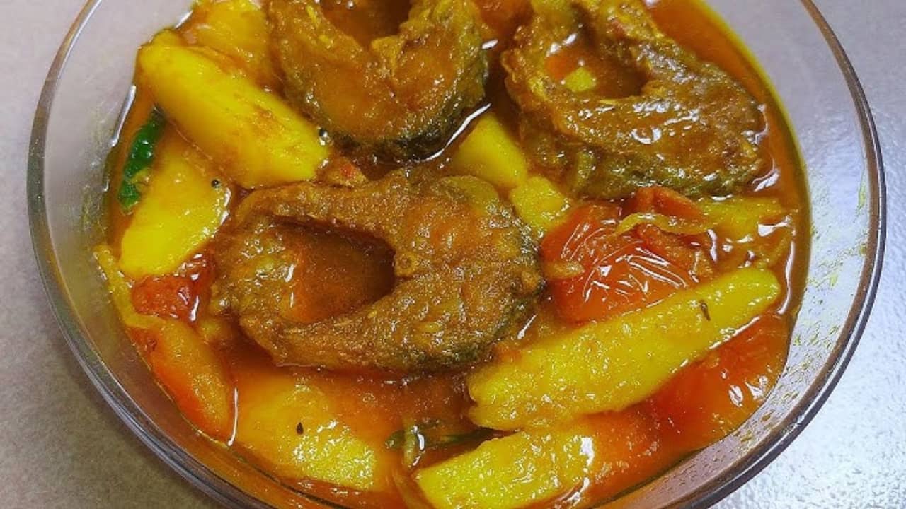 Recipe Tips: গোল করে কাটা নাকি লম্বা? মাছের ঝোলে কেমন আলু দিলে স্বাদ বাড়বে জানেন?