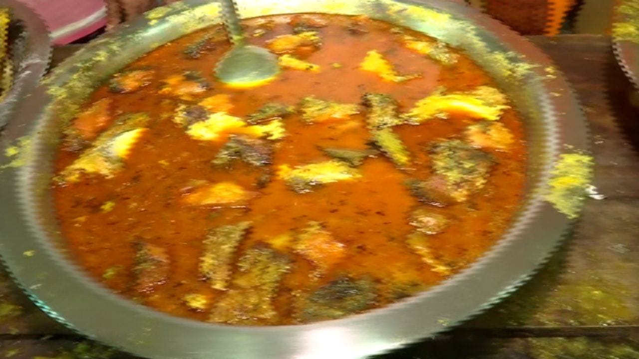 এদিকে, জয়ের ছবি খানিকটা স্পষ্ট হতেই মাছ-ভাত খেয়ে সেলিব্রেশন করলেন বিজেপির নেতা-কর্মীরা। মেনুতে ছিল ভাত, মাছের মাথা দিয়ে ডাল, মুড়ো ভাজা...