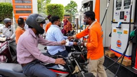 আমজনতার ভাগের পেট্রোল-ডিজেল কিনে নিচ্ছে অন্য কেউ! হুঁশিয়ারি দিল সরকার