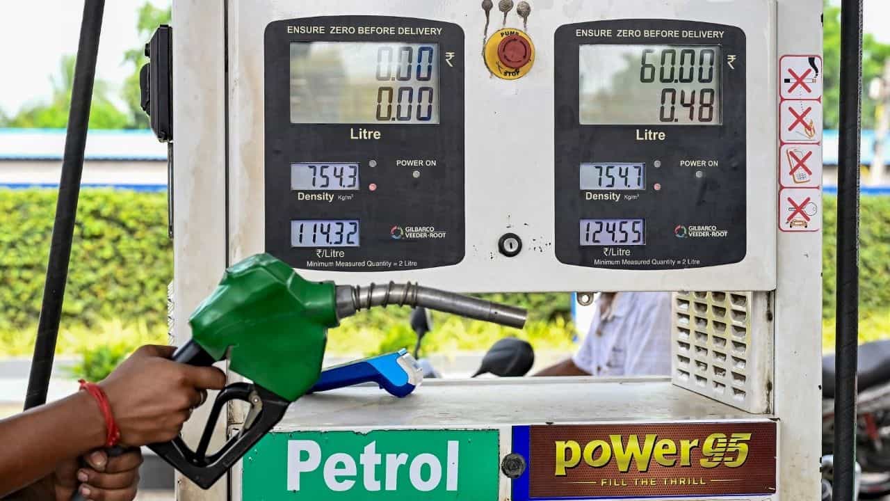 Petrol Diesel Price Hike: আরও ২০ টাকা বাড়বে পেট্রোল-ডিজেলের দাম? চাঞ্চল্যকর দাবি Petrol Diesel Price Hike: আরও ২০ টাকা বাড়বে পেট্রোল-ডিজেলের দাম? চাঞ্চল্যকর দাবি