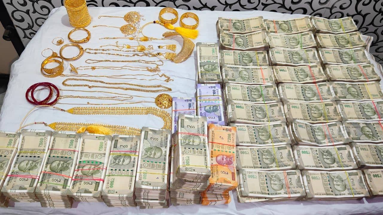 Birbhum Raid: তৃণমূল ঘনিষ্ঠ বালি ব্যবসায়ীর বাড়িতে সোনার খনি, পুলিশি তল্লাশিতে কী কী উদ্ধার হল একবার দেখুন