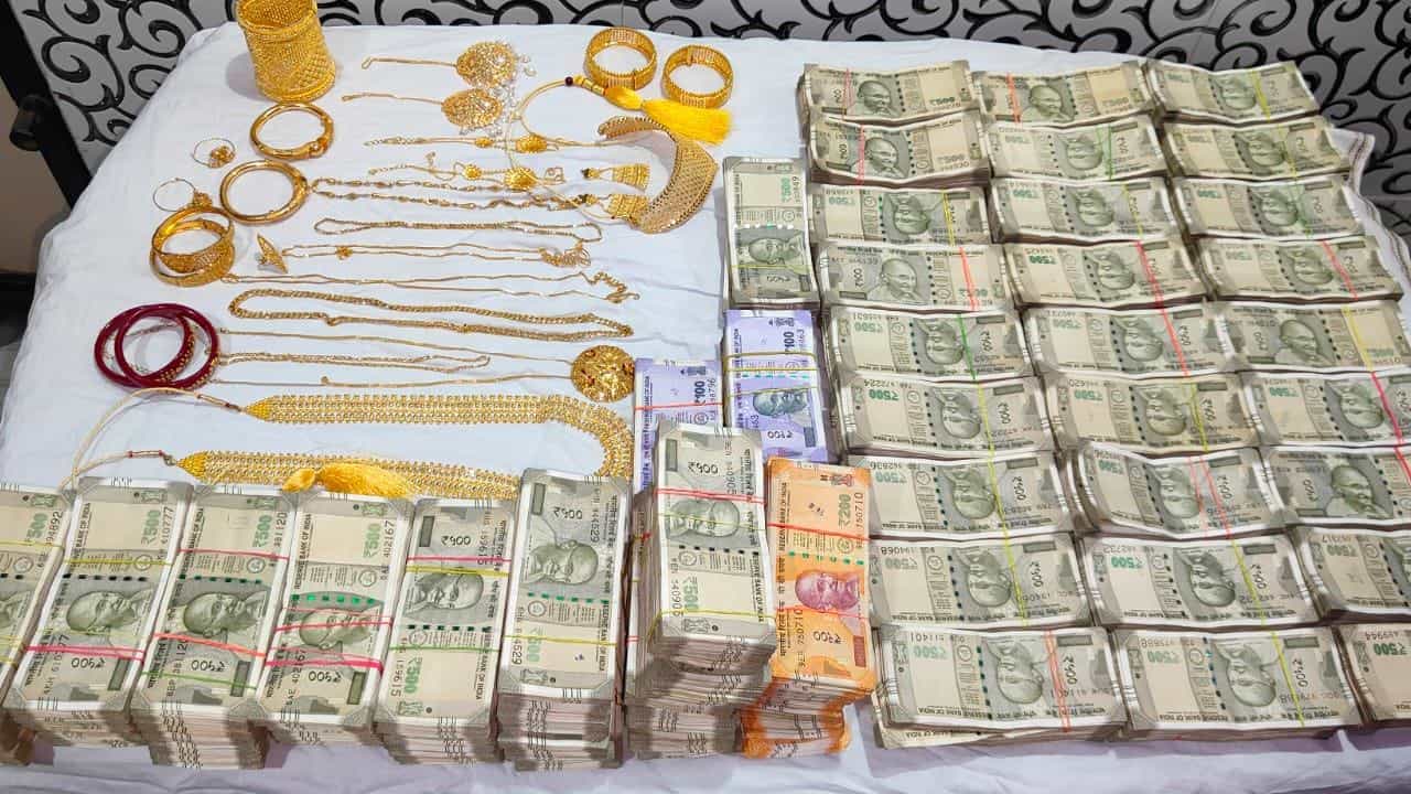 Birbhum Raid: তৃণমূল ঘনিষ্ঠ বালি ব্যবসায়ীর বাড়িতে সোনার খনি, পুলিশি তল্লাশিতে কী কী উদ্ধার হল একবার দেখুন Birbhum Raid: তৃণমূল ঘনিষ্ঠ বালি ব্যবসায়ীর বাড়িতে সোনার খনি, পুলিশি তল্লাশিতে কী কী উদ্ধার হল একবার দেখুন