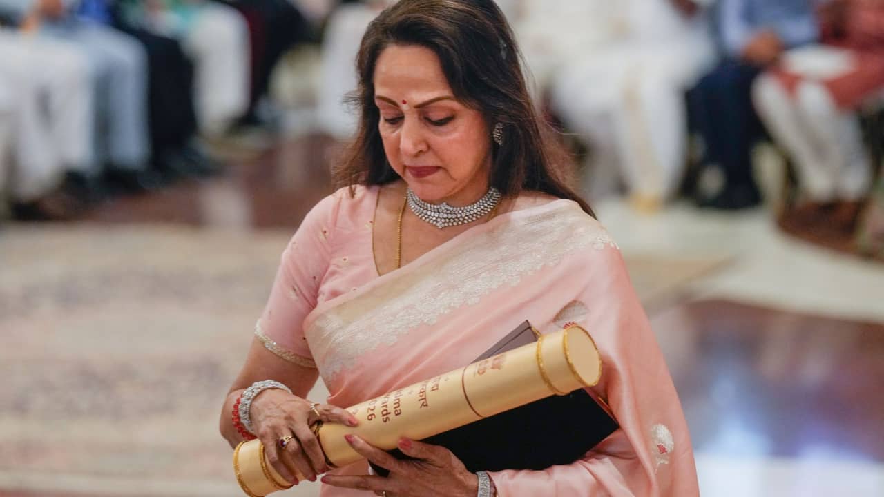 Hema Malini: আমাকে যেন হাত ধরে নিয়ে গেল...! ধর্মেন্দ্রর পদ্ম সম্মান হাতে নেওয়ার পর কী ঘটল হেমার সঙ্গে?