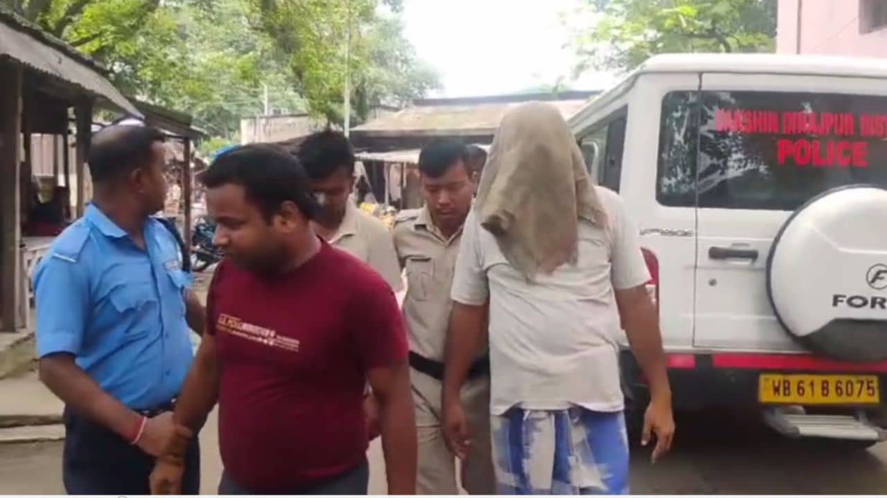 Hili News: মহিলা ও তাঁর সন্তানকে বাংলাদেশে পাচারের অভিযোগ, গ্রেফতার তৃণমূল নেতা