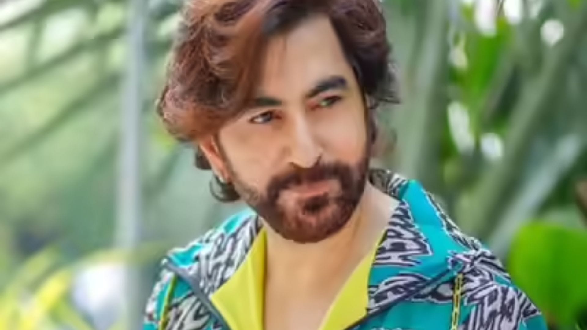সেভাবে কখনই সরাসরি রাজনীতিতে দেখা যায়নি তাঁকে। কখনও মুখ ফুটে রাজনৈতিক বিষয় নিয়ে কখনও বক্তব্যও রাখেননি। তবে ব্রিগেডে সকাল সকালই পৌঁছে গিয়েছেন টলিউডের 'বস' অভিনেতা জিৎ।