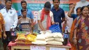 ‘রান্না বন্ধ, শুধু ঝালমুড়ি খাব’, বিনামূল্যে ঝালমুড়ি বিতরণ শুরু