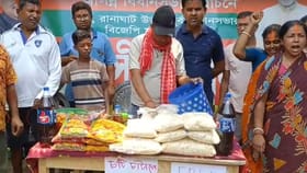 ‘রান্না বন্ধ, শুধু ঝালমুড়ি খাব’, বিনামূল্যে ঝালমুড়ি বিতরণ শুরু