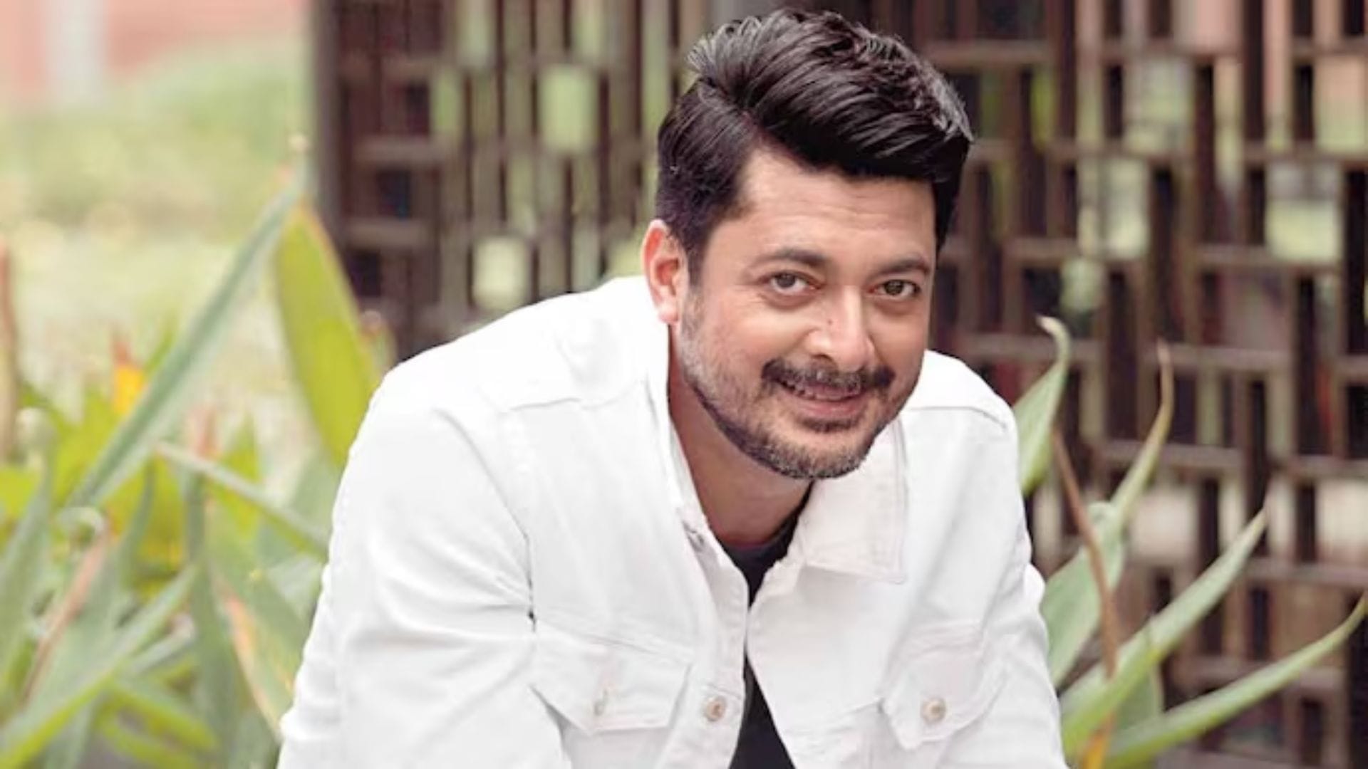 প্রসেনজিৎ ও জিতের পাশাপাশি এদিন ব্রিগেডে দেখা মিলল যিশু সেনগুপ্তকেও। হালকা বাদামি রঙের শার্ট, ট্রাউজার এবং চোখে রোদ চশমা পরে হাজির হয়েছিলেন শপথগ্রহণ অনুষ্ঠানে। 