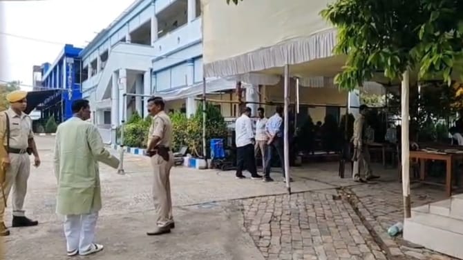 সিসি ক্যামেরা বন্ধ, স্ট্রং রুমে ছুটে এলেন তৃণমূল প্রার্থী, তারপর...