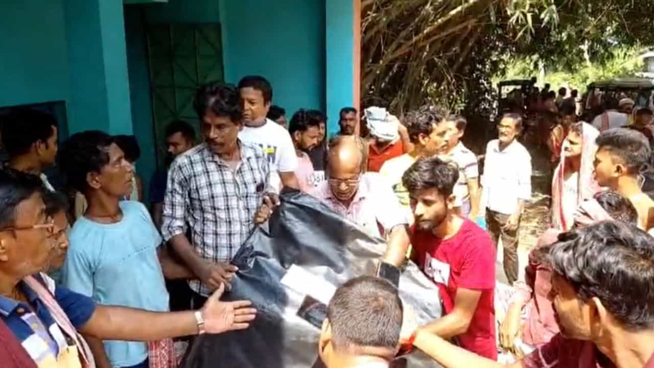 Katwa Relief Material: তৃণমূল নেতার গোপন গোডাউন ত্রাণের সামগ্রী উদ্ধার করলেন গ্রামবাসীরা Katwa Relief Material: তৃণমূল নেতার গোপন গোডাউন ত্রাণের সামগ্রী উদ্ধার করলেন গ্রামবাসীরা
