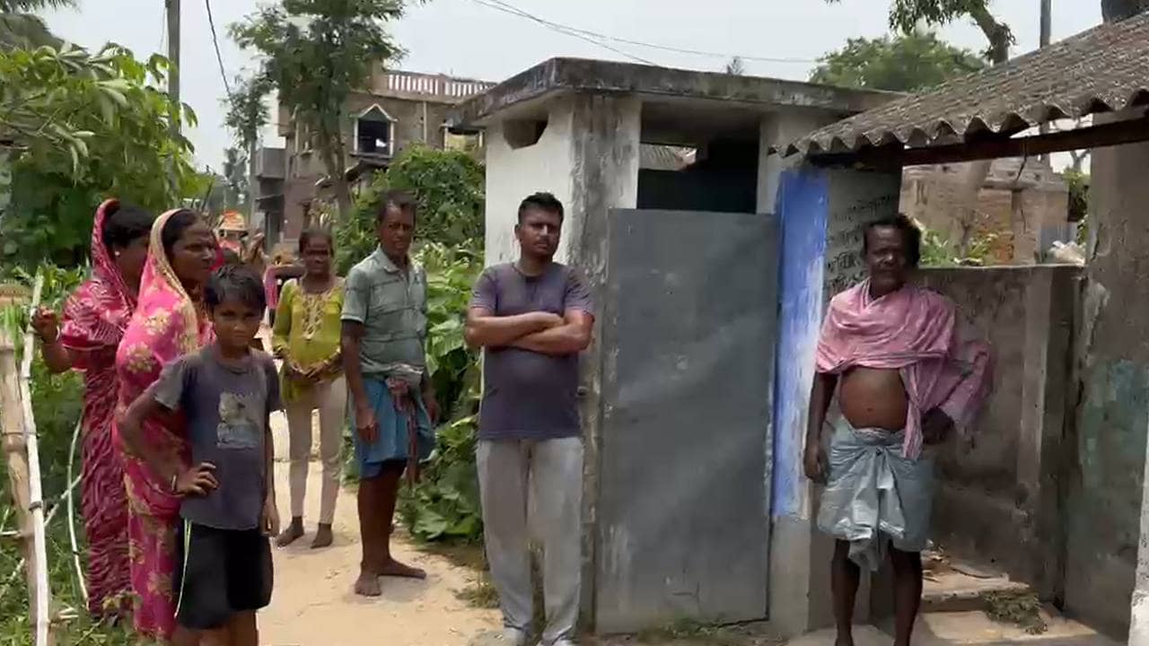 Trinamool Congress: অঙ্গনওয়ারির ফুটো চাল দিয়ে পড়ছে বৃষ্টির জল! উন্নয়নের টাকা খেয়ে ফেলেছে তৃণমূল, অভিযোগ বিজেপির