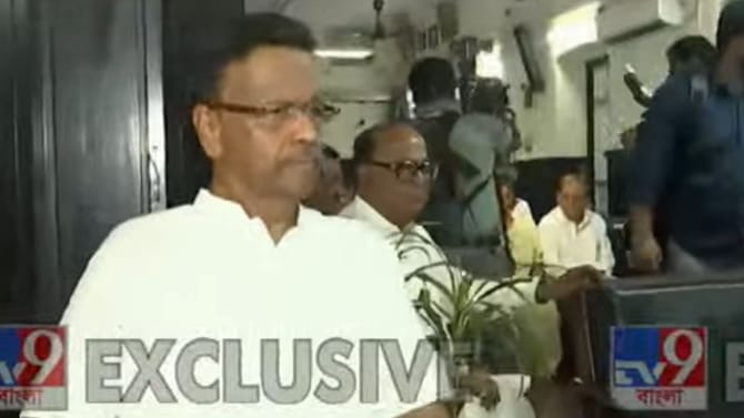 Live: ভিজিটার্স রুমেই অধিবেশন, কলকাতা পুরসভায় টানটান নাটক