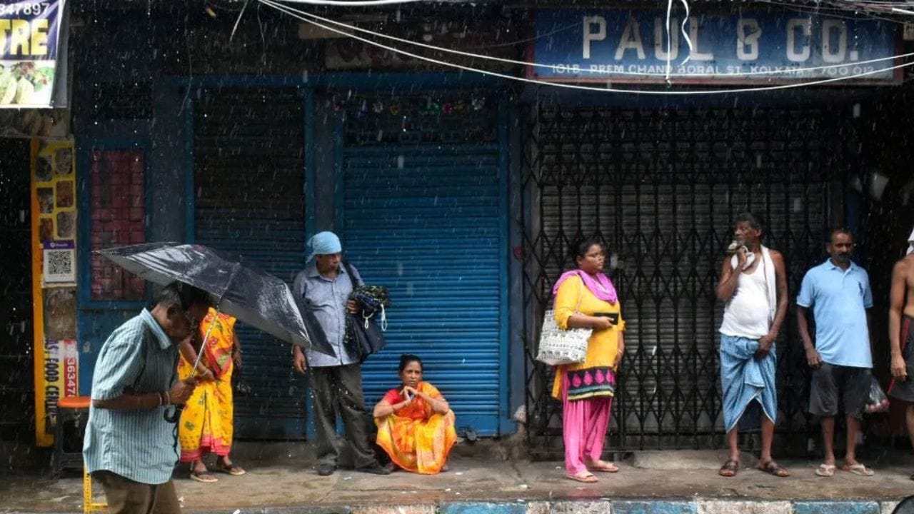 Kolkata Weather Update: আজও ঝমঝমিয়ে বৃষ্টি, কোন কোন জেলা ভাসবে, জেনে নিন