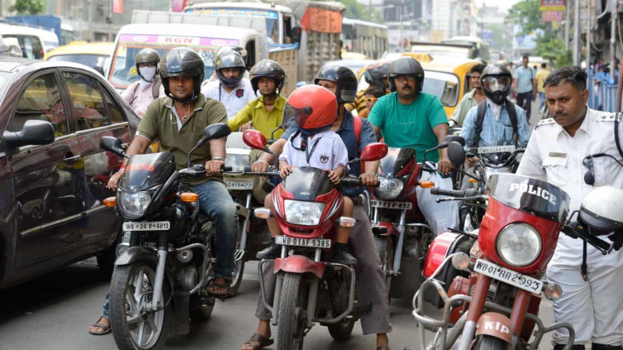 Kolkata Police: যেমন কথা তেমন কাজ! হেলমেট না পরায় ২ হাজারের বেশি মামলা পুলিশের