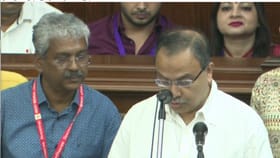 বিধানসভায় বিরল ছবি! কুণালকে জড়িয়ে ধরলেন দিলীপ ঘোষ—হল সৌজন্য বিনিময়