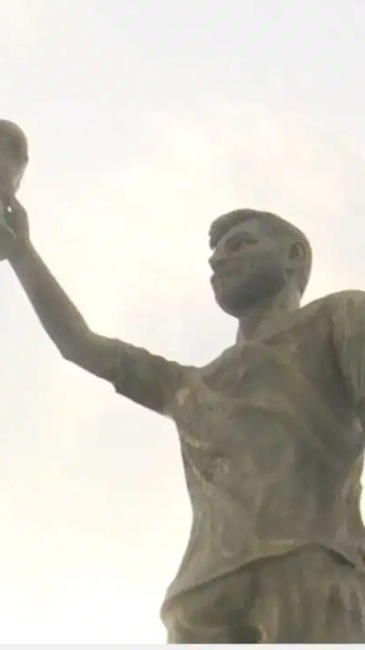 সুজিত বসুর বসানো মেসির মূর্তি ফাঁপা!