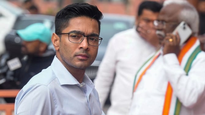 অন্তত ১৫ বার ধামাচাপা পড়েছে ফাইল! অভিষেকের বিরুদ্ধে অভিযোগ নতুন নয়