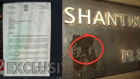 অভিষেকের বাড়িতে সাঁটানো নোটিস ১ মিনিট পরই ছিঁড়ে ফেলল বাউন্সার