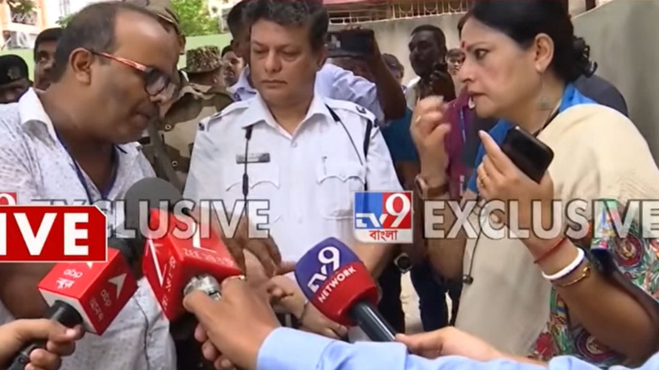 ছাদ টা ভেঙে... গ্যাসকাটার দিয়ে রডগুলো কেটে... কীভাবে বাড়ি ভাঙা হচ্ছে, সব দেখলেন অগ্নিমিত্রা ছাদ টা ভেঙে... গ্যাসকাটার দিয়ে রডগুলো কেটে... কীভাবে বাড়ি ভাঙা হচ্ছে, সব দেখলেন অগ্নিমিত্রা