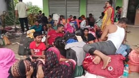 সকাল থেকে বাংলাদেশ বর্ডারের কাছে এত লোক কী করছে!