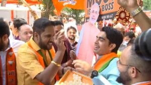 BJP Celebration: বাংলার ট্রেন্ড দেখেই দিল্লিতে বিজেপির সদর দফতরে ঝালমুড়ি বিলি, দেখুন সেই ছবি