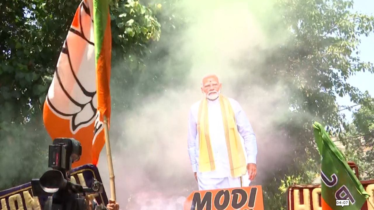প্রধানমন্ত্রী নরেন্দ্র মোদী ও স্বরাষ্ট্রমন্ত্রী অমিত শাহ বারবার পশ্চিমবঙ্গে এসেছেন ভোট প্রচারে। কর্মীদের মনোবল বাড়াতে বারবার বার্তা দিয়েছেন তাঁরা।