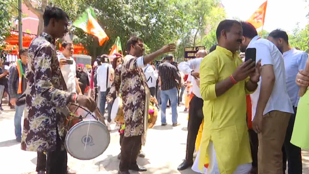 সকাল থেকেই উচ্ছ্বাসের ছবি দেখা গেল দিল্লিতে বিজেপির সদর দফতরে। ব্যান্ড পার্টি আনা হয়েছে অফিসের সামনে।