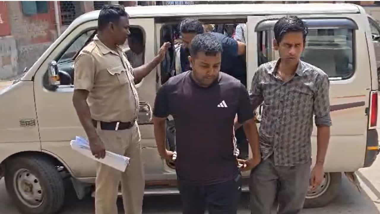 Bangladeshi Infiltrator: বাংলায় সংসার পেতেছেন 'অনুপ্রবেশকারী'! নিজের বাবাকেই 'বাবা' সাজালেন খোজ TMC নেতা, চাঞ্চল্য হিঙ্গলগঞ্জে