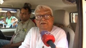 আমন্ত্রণের কথা শোনেননি, দূর থেকেই মুখ্যমন্ত্রীকে বার্তা বিমানের