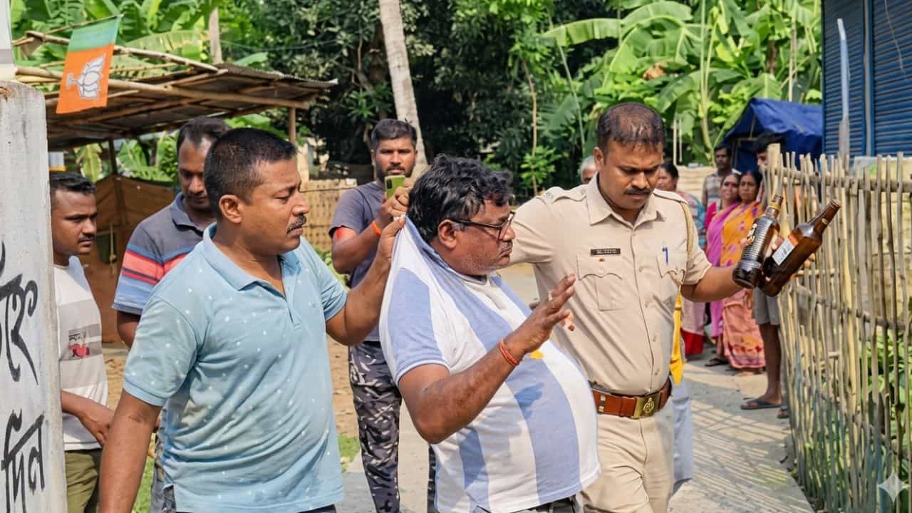 Bongaon Councillor: 'ভরদুপুরে ঘরের মধ্যে মহিলা এনে...', কাউন্সিলরের বাড়িতেই মদ সহযোগে মধুচক্র! ঘাড় ধরে গাড়িতে তুলল পুলিশ Bongaon Councillor: 'ভরদুপুরে ঘরের মধ্যে মহিলা এনে...', কাউন্সিলরের বাড়িতেই মদ সহযোগে মধুচক্র! ঘাড় ধরে গাড়িতে তুলল পুলিশ