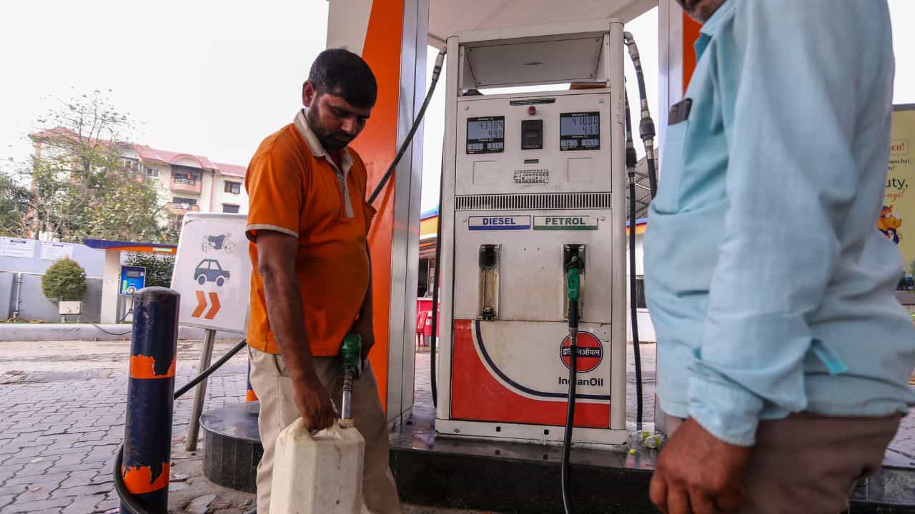 Petrol Price Hike: আশঙ্কা সত্যি করে একধাক্কায় আরও দাম বাড়ল পেট্রোল-ডিজেলের Petrol Price Hike: আশঙ্কা সত্যি করে একধাক্কায় আরও দাম বাড়ল পেট্রোল-ডিজেলের