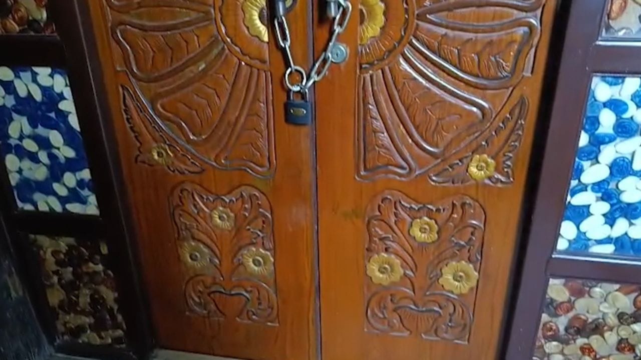 তৃণমূল নেতার বাড়ির এই সুড়ঙ্গ দেখে চমকে গেল পুলিশ! তৃণমূল নেতার বাড়ির এই সুড়ঙ্গ দেখে চমকে গেল পুলিশ!