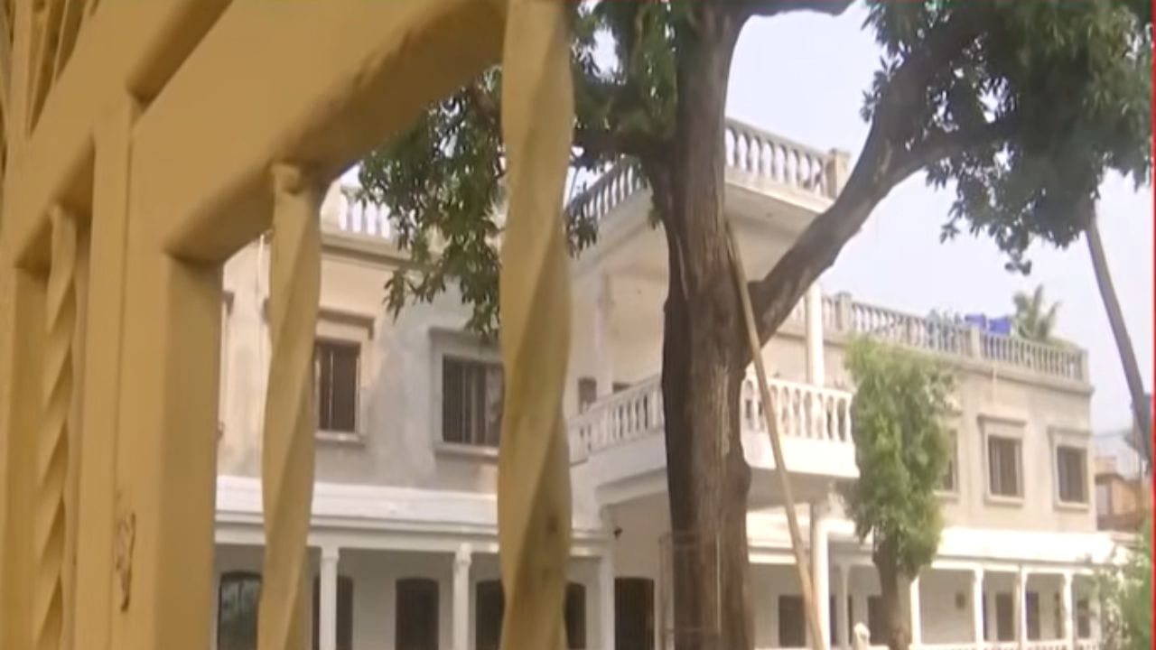 Murshidabad House: রাজপ্রাসাদ নয়, এটাই কালীঘাটের প্রাক্তন ওসি-র বাড়ি, ভিতরটা কেমন দেখুন