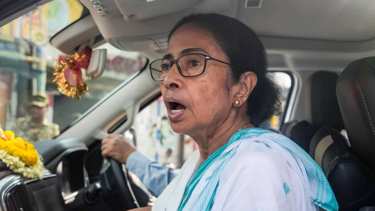 CM on West Bengal: মমতাকে কেয়ারটেকার মুখ্যমন্ত্রী থাকার অনুরোধ করতে পারেন রাজ্যপাল: সূত্র