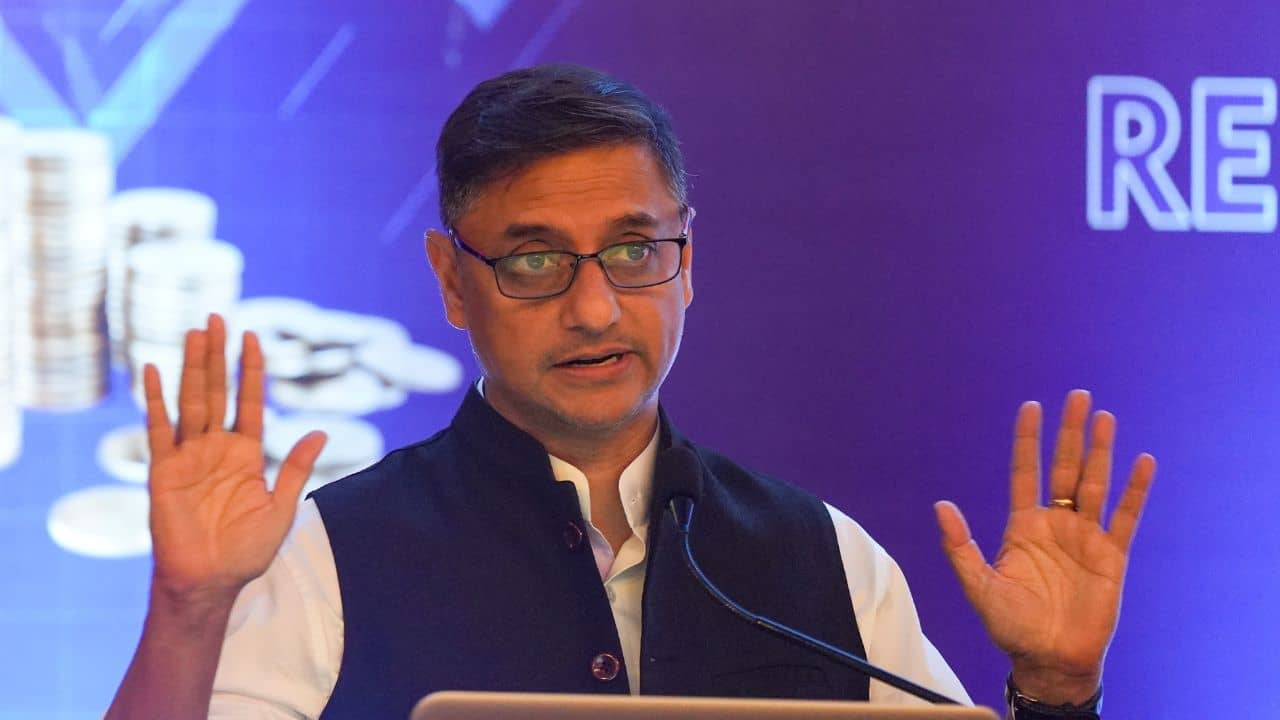 Sanjeev Sanyal: প্রধানমন্ত্রীর অর্থনৈতিক উপদেষ্টাই বাংলার পরবর্তী অর্থমন্ত্রী? কে এই সঞ্জীব সান্যাল