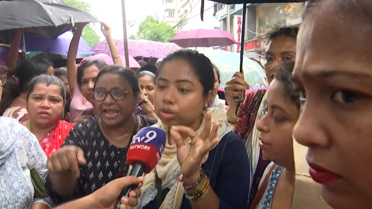 Student Death Mystery: অসুস্থ শিশুকে ঘণ্টার পর ঘণ্টা বসিয়ে রাখল স্কুল! আয়ুষের মৃত্যুতে তুমুল বিক্ষোভ Student Death Mystery: অসুস্থ শিশুকে ঘণ্টার পর ঘণ্টা বসিয়ে রাখল স্কুল! আয়ুষের মৃত্যুতে তুমুল বিক্ষোভ