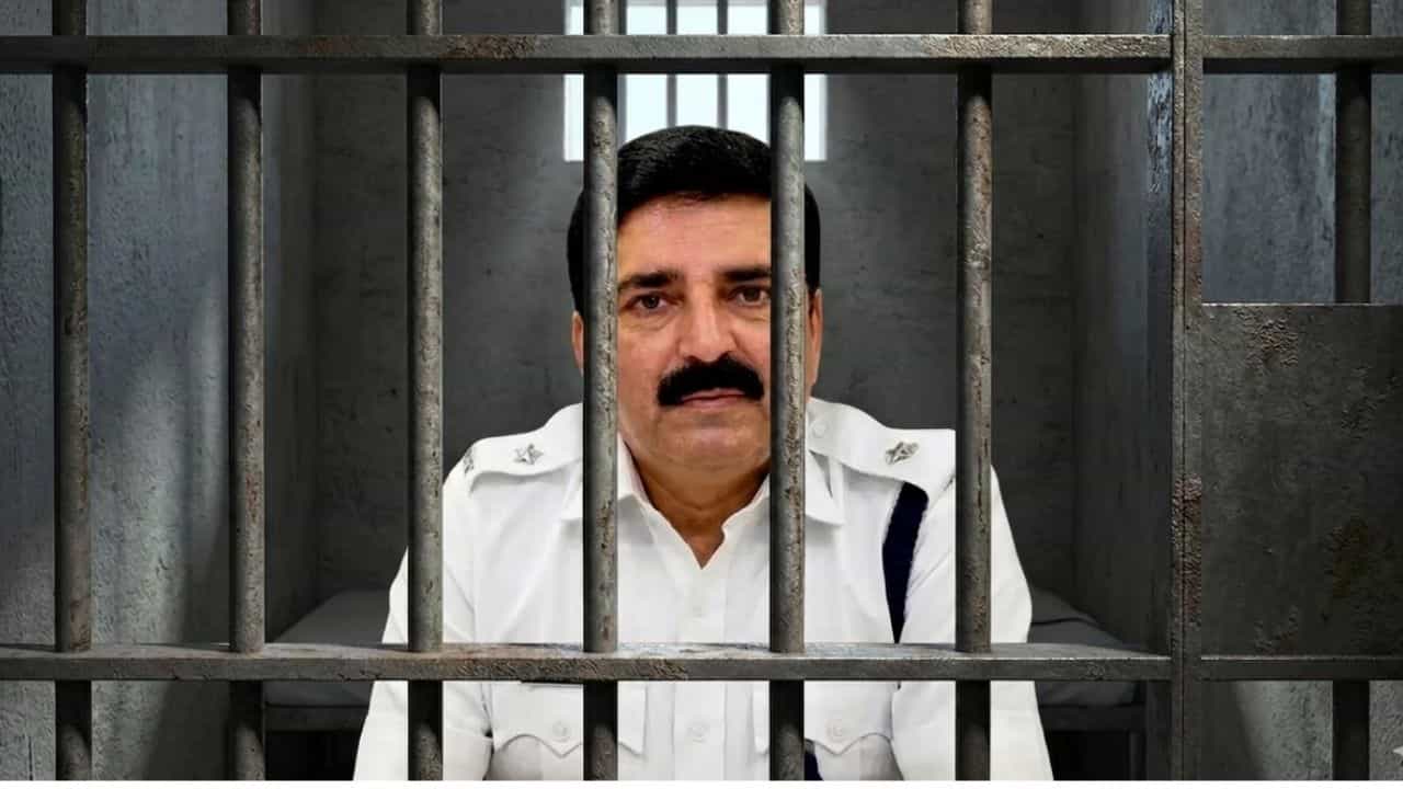 Kolkata Police: প্রথম শ্রেণির বন্দি নয়, একদিন যাঁদের জেলে ঢুকিয়েছেন, তাঁদের সঙ্গেই থাকতে হবে শান্তনুকে Kolkata Police: প্রথম শ্রেণির বন্দি নয়, একদিন যাঁদের জেলে ঢুকিয়েছেন, তাঁদের সঙ্গেই থাকতে হবে শান্তনুকে