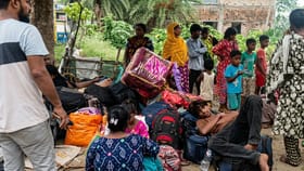 হোল্ডিং সেন্টার চালু হতেই বাক্স-প্যাঁটরা নিয়ে হাকিমপুর সীমান্তে লাইন