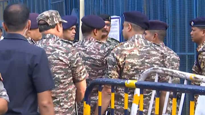 Bengal Election 2026: দু'মানুষ সমান লোহার প্রাচীর, কী চলছে ভিতরে Bengal Election 2026: দু'মানুষ সমান লোহার প্রাচীর, কী চলছে ভিতরে