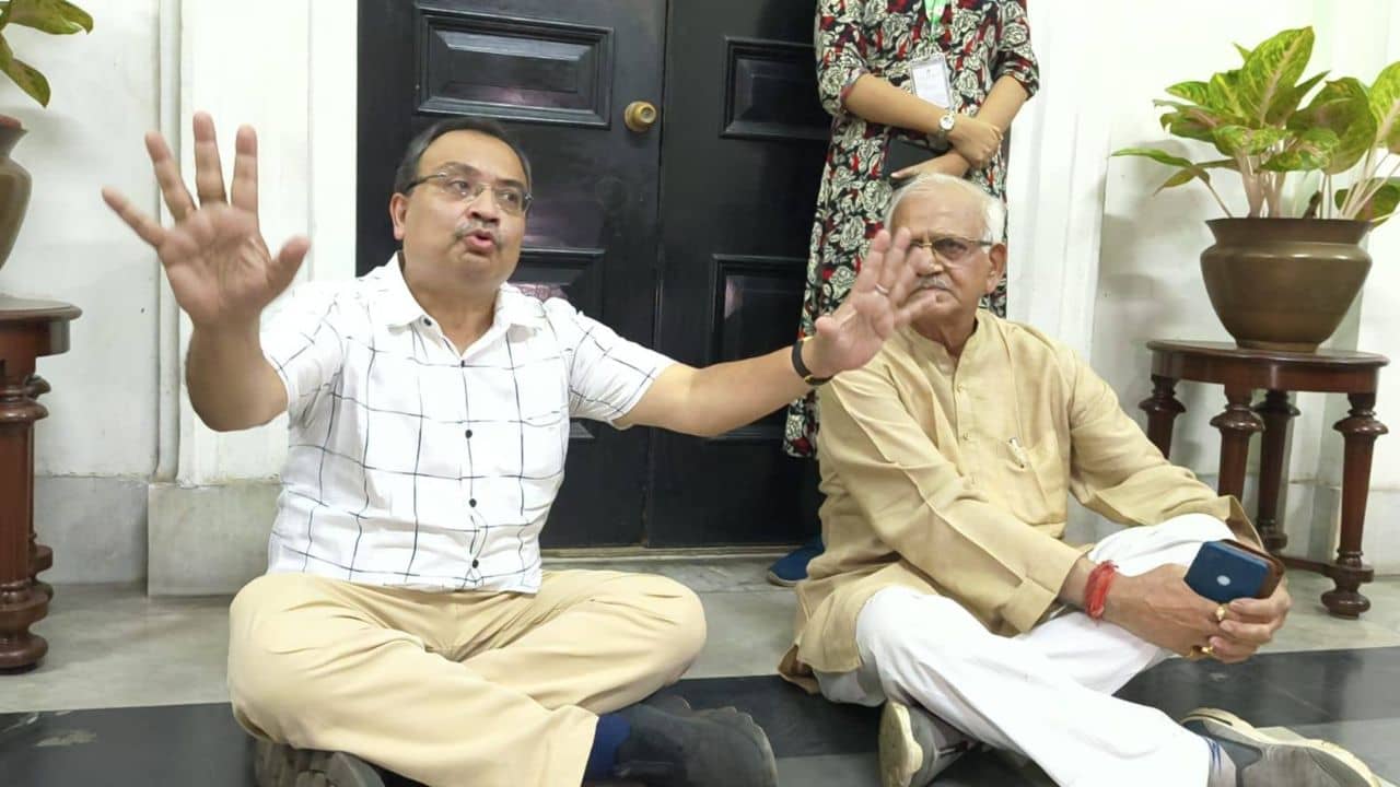 Kunal Ghosh at Bidhansabha: এরকম ঘটনার স্বাক্ষী আগে হইনি, স্পিকারের ঘরের সামনে বসে পড়েছিলেন দুই বিধায়ক