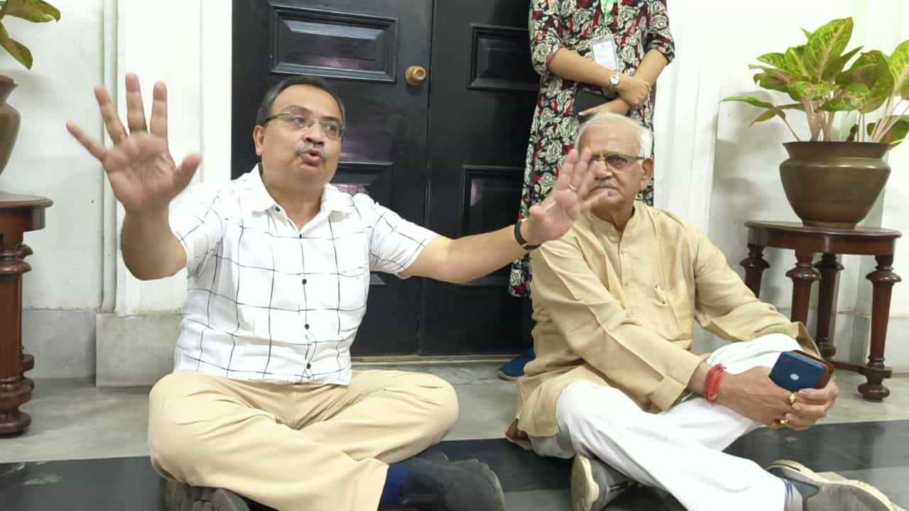 Kunal Ghosh at Bidhansabha: 'এরকম ঘটনার স্বাক্ষী আগে হইনি', স্পিকারের ঘরের সামনে বসে পড়েছিলেন দুই বিধায়ক Kunal Ghosh at Bidhansabha: 'এরকম ঘটনার স্বাক্ষী আগে হইনি', স্পিকারের ঘরের সামনে বসে পড়েছিলেন দুই বিধায়ক