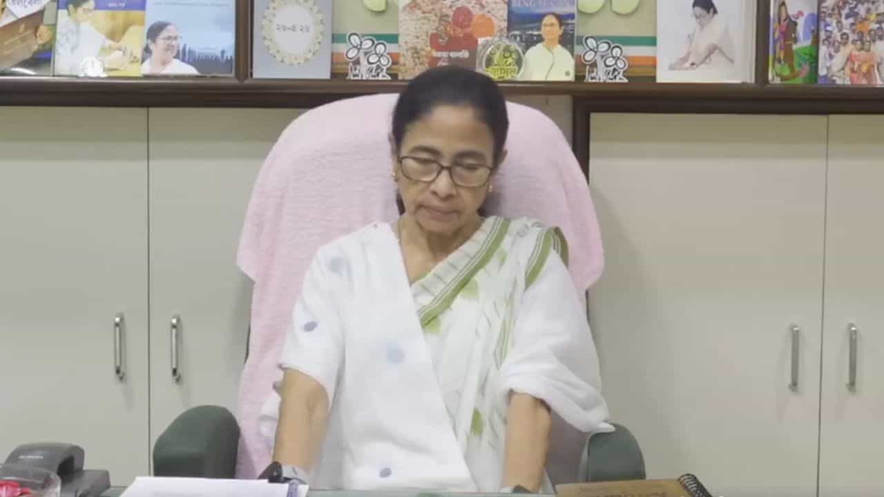 Mamata Banerjee: '২২০ থেকে ২৩০টা আসন পাওয়ার কথা ছিল', ২০ দিন পর ফেসবুক লাইভে মুখ খুললেন মমতা Mamata Banerjee: '২২০ থেকে ২৩০টা আসন পাওয়ার কথা ছিল', ২০ দিন পর ফেসবুক লাইভে মুখ খুললেন মমতা