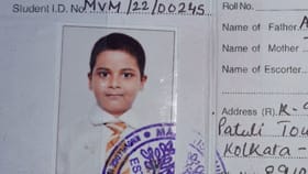 চোখের জল বাধ মানছে না মায়ের, স্কুল ছুটির সময় আয়ুষের বাবা গিয়ে যা দেখেন