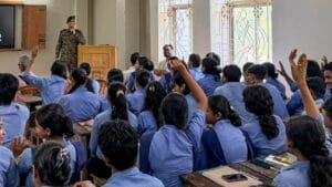 ঠিক কত ঘণ্টা হোমওয়ার্ক করাতে পারবেন সন্তানকে? কী বলছে নতুন নিয়ম