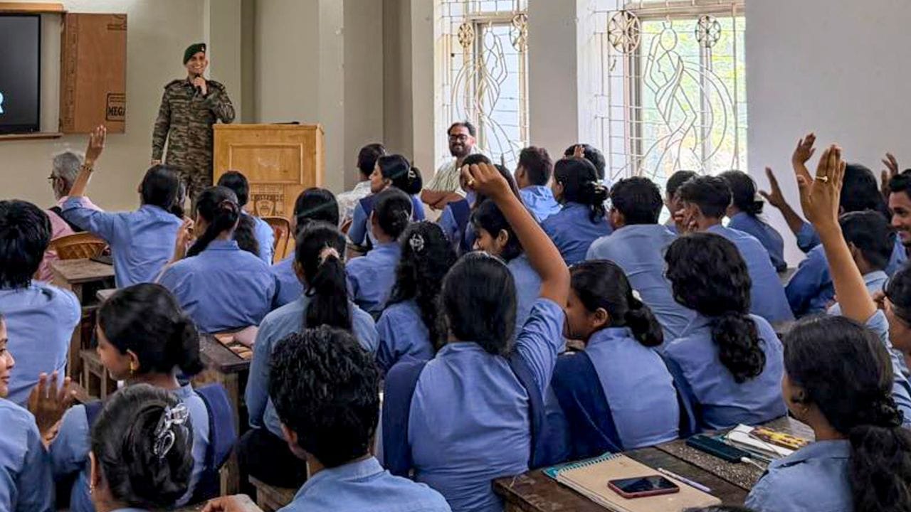 Students Homework: ঠিক কত ঘণ্টা হোমওয়ার্ক করাতে পারবেন সন্তানকে? কী বলছে নতুন নিয়ম