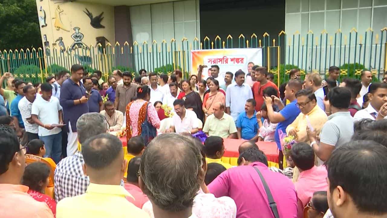 Shankar Ghosh in Janata Darbar: জমি লুঠ থেকে শুরু করে চাকরি দুর্নীতি, শঙ্করের জনতার দরবারে অভিযোগ নিয়ে হাজির শ’য়ে শ’য়ে মানুষ Shankar Ghosh in Janata Darbar: জমি লুঠ থেকে শুরু করে চাকরি দুর্নীতি, শঙ্করের জনতার দরবারে অভিযোগ নিয়ে হাজির শ’য়ে শ’য়ে মানুষ