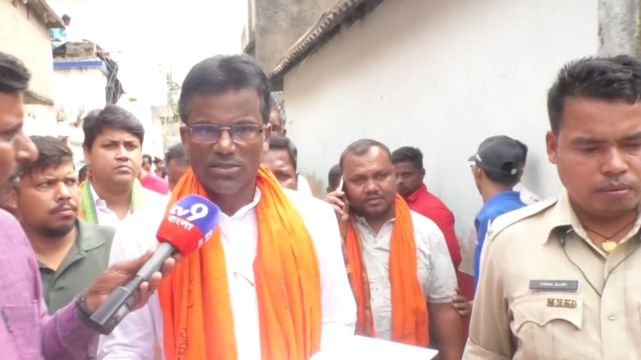 Medinipur MLA: 'বিধায়ক AC ঘরে বসে থাকবে সেই কালচার BJP-র নয়', হাতে খাতা নিয়ে পাড়া-পাড়া ঘুরছেন নতুন MLA Medinipur MLA: 'বিধায়ক AC ঘরে বসে থাকবে সেই কালচার BJP-র নয়', হাতে খাতা নিয়ে পাড়া-পাড়া ঘুরছেন নতুন MLA