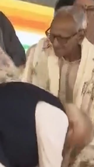 মাখনলাল সরকারের পায়ে হাত দিয়ে প্রণাম নরেন্দ্র মোদীর