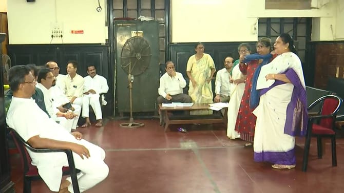মালার ডাকে ভিজিটার্স রুমেই হল তৃণমূল কাউন্সিলরদের অধিবেশন