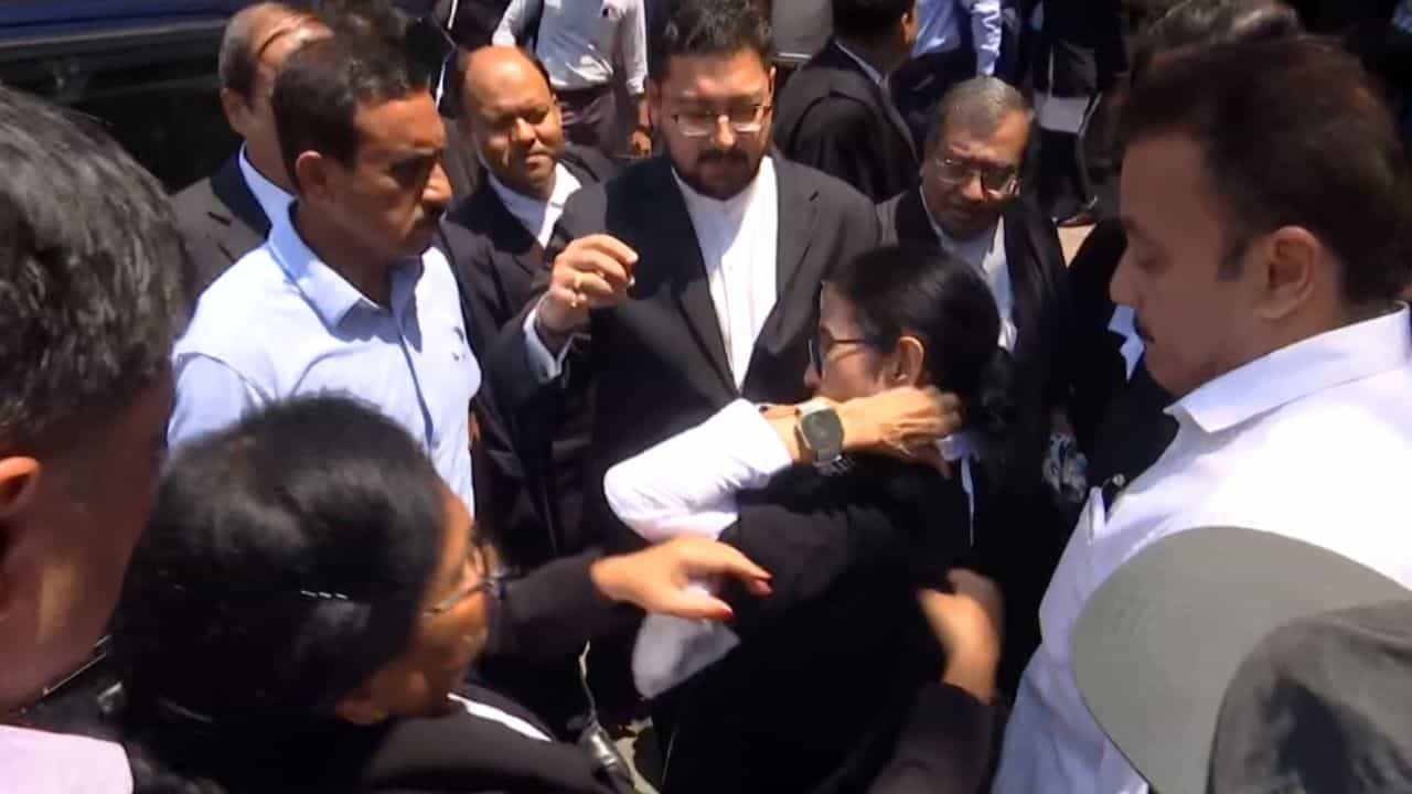 Mamata Banerjee returns to Calcutta HC: হাইকোর্টে আইনজীবীর পোশাকে মমতা, কোনও মামলায় সওয়াল? Mamata Banerjee returns to Calcutta HC: হাইকোর্টে আইনজীবীর পোশাকে মমতা, কোনও মামলায় সওয়াল?